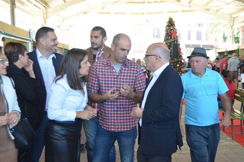 La alcaldesa y el presidente del Cabildo charla con el presidente de la cooperativa de puesteros (Foto TA)